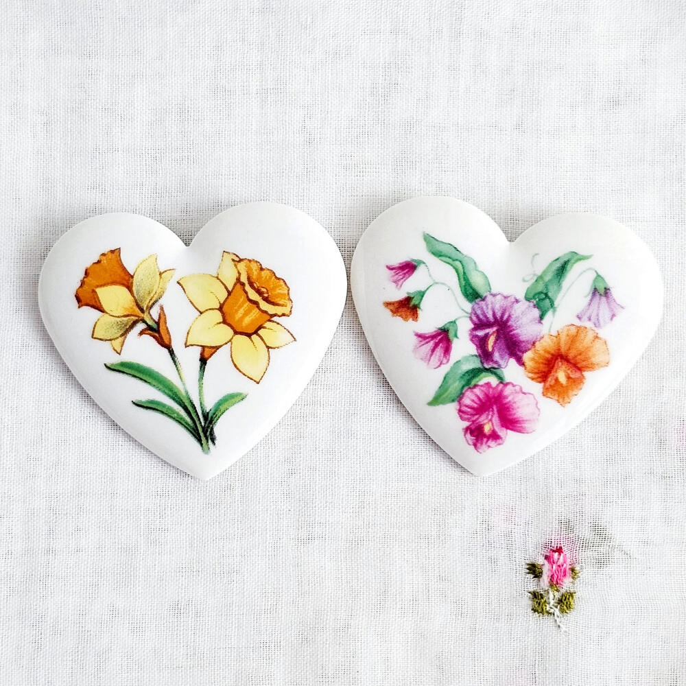 Lot Of 2 Vintage Ceramic Avon Heart Floral Pins Brooches Daffodil Sweetpeas